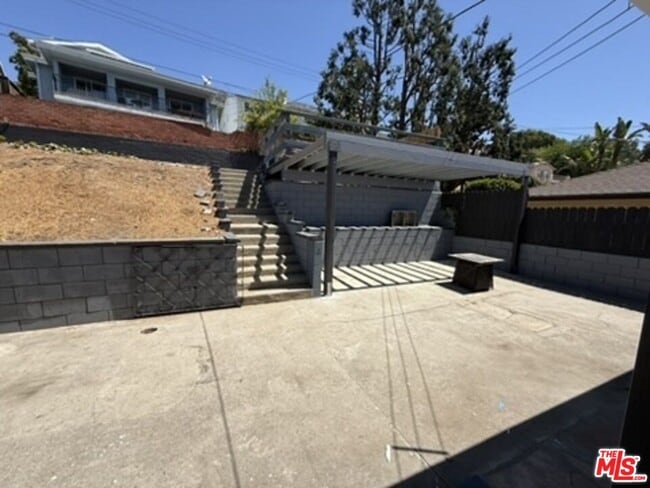 Building Photo - 3035 Highridge Rd