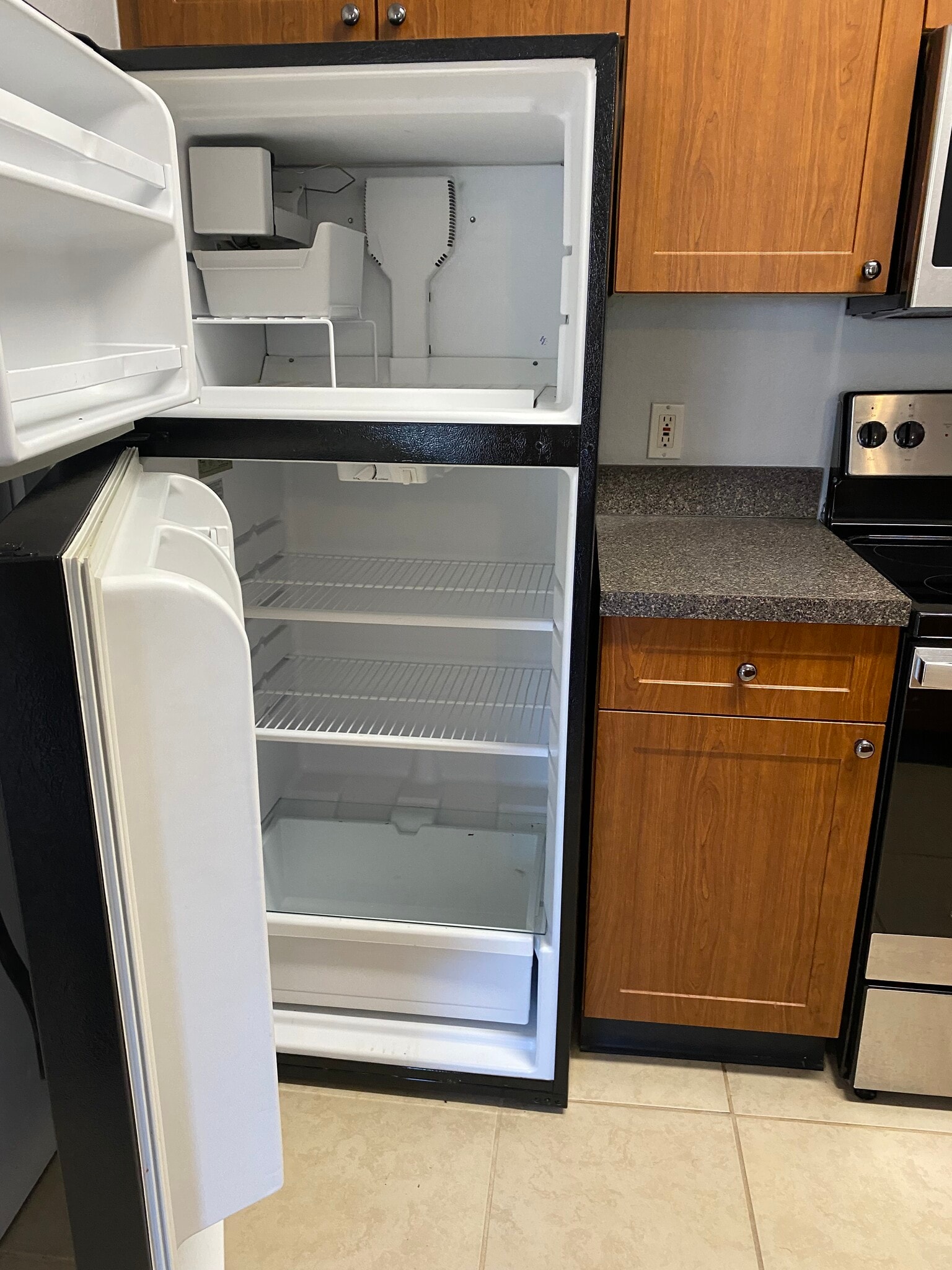 Refrig/Ice Maker - 2279 Portofino Pl