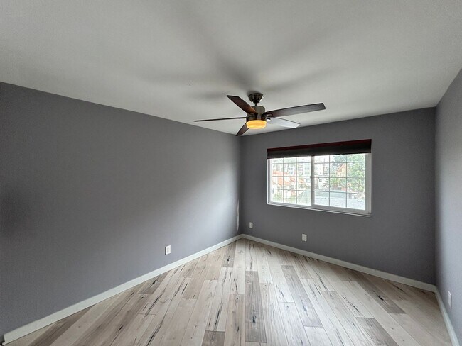 Building Photo - Beautiful 2BD/2BA W/ Reserved Parking and In-Unit Laundry in North Park!