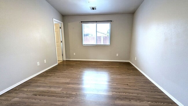 Building Photo - Beautiful 3 Bedroom 2 Bath Home