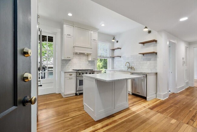 Building Photo - 116 Lafayette Dr NE