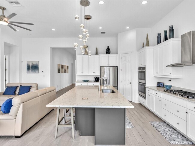 Building Photo - 8928 Bastille Cir E