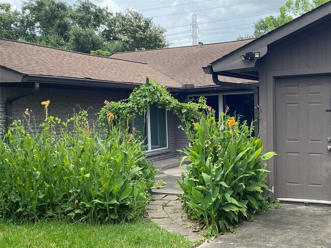 Building Photo - 9614 Greenwillow Dr
