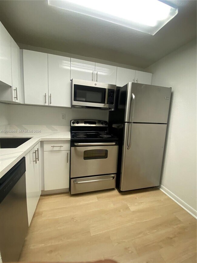 Building Photo - 9350 Fontainebleau Blvd