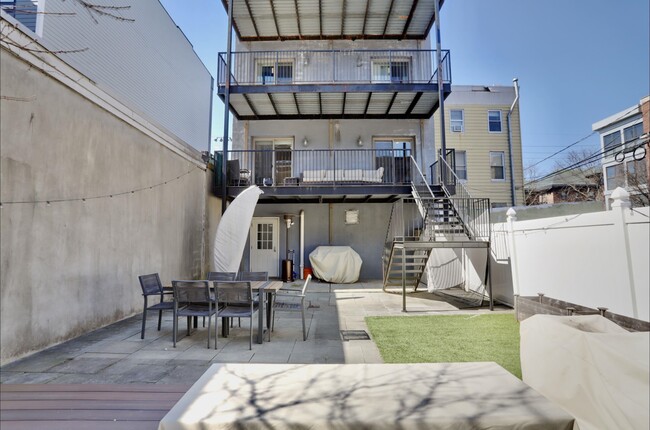 Building Photo - 421 Jackson St