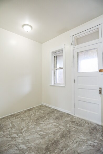 Building Photo - 1445 W Argyle St