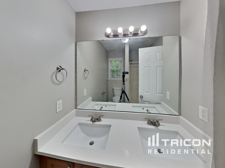 Building Photo - 1219 Azalea Dr