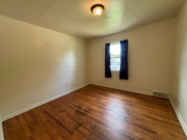 Building Photo - 3 Bedroom House Available Now!!