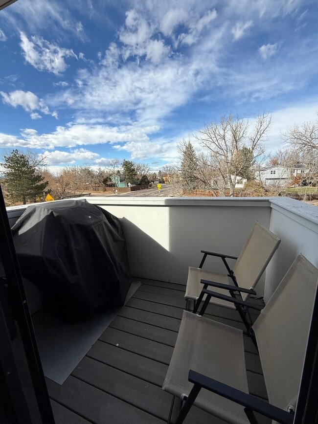 Building Photo - Welcome home to this beautifully updated townhome in the highly desirable Chesapeake Bay community!