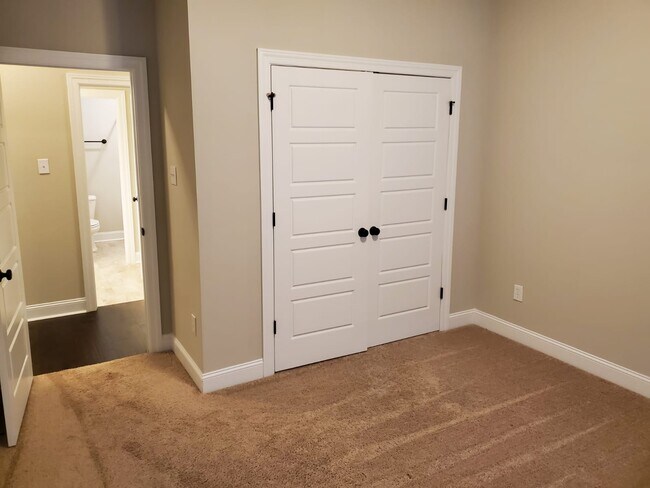 Building Photo - 102 Elledge Farm Dr