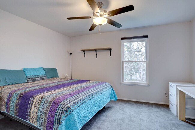 Building Photo - Wonderful 2 bed 2 bath Townhouse with Fire...