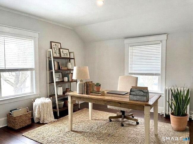 Building Photo - 1872 Bedford St