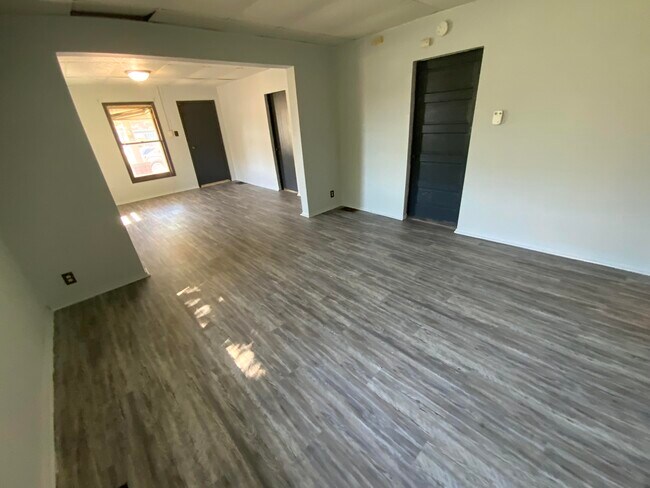 Building Photo - 17 Fairweight-