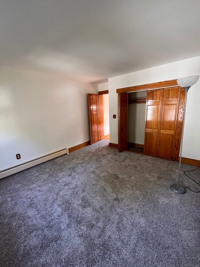 Building Photo - 702 Farmington Ave