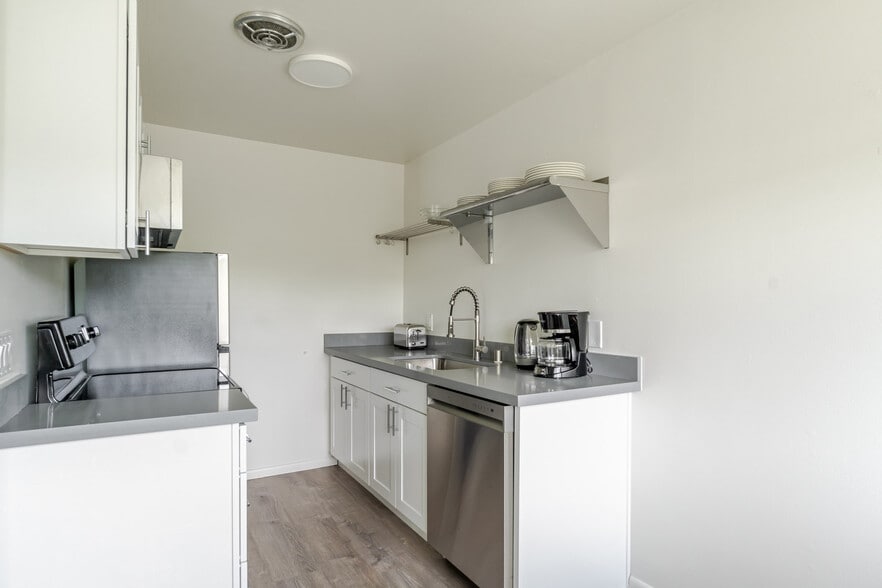 Building Photo - 2850 15th Ave W