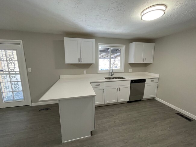 Building Photo - 4 Bed/1.5 Home Bath in Ogden