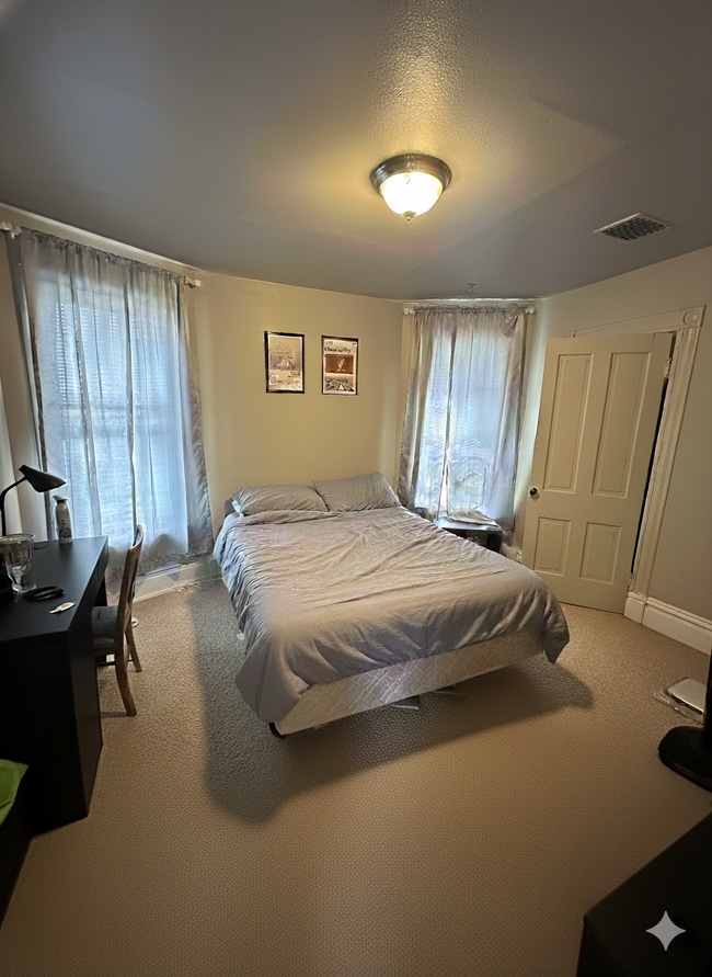 Building Photo - Amazing 4 Bed 2 Bath close to UWEC!