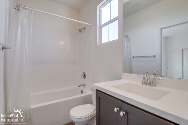 Building Photo - Stunning Corner Unit 4Bdm 3.5Ba Townhome w...