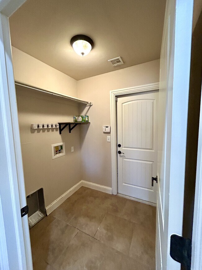 Building Photo - 2407 SW Edinburough Dr