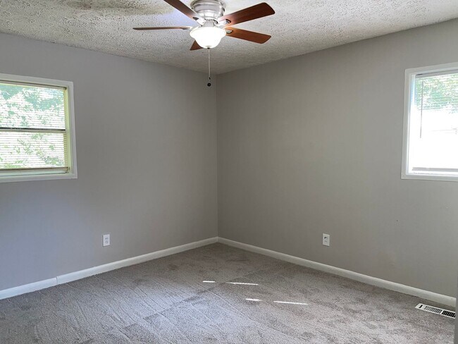 Building Photo - Renovated 3 Bed/1 Bath Ranch