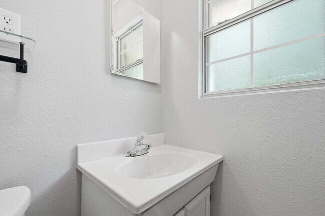Building Photo - A small-town charm ready for move in!