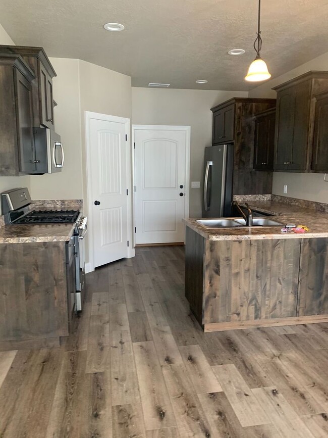 Building Photo - **$300.00 Move-In Bonus** Town home living...