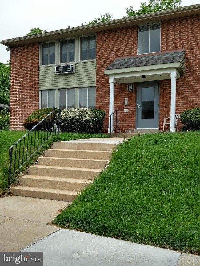 Building Photo - 250 Tanglewood Ln
