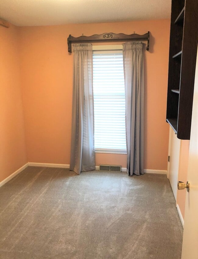 Building Photo - 4 Bed, 2 Bath House with 2-Car GARAGE!!
