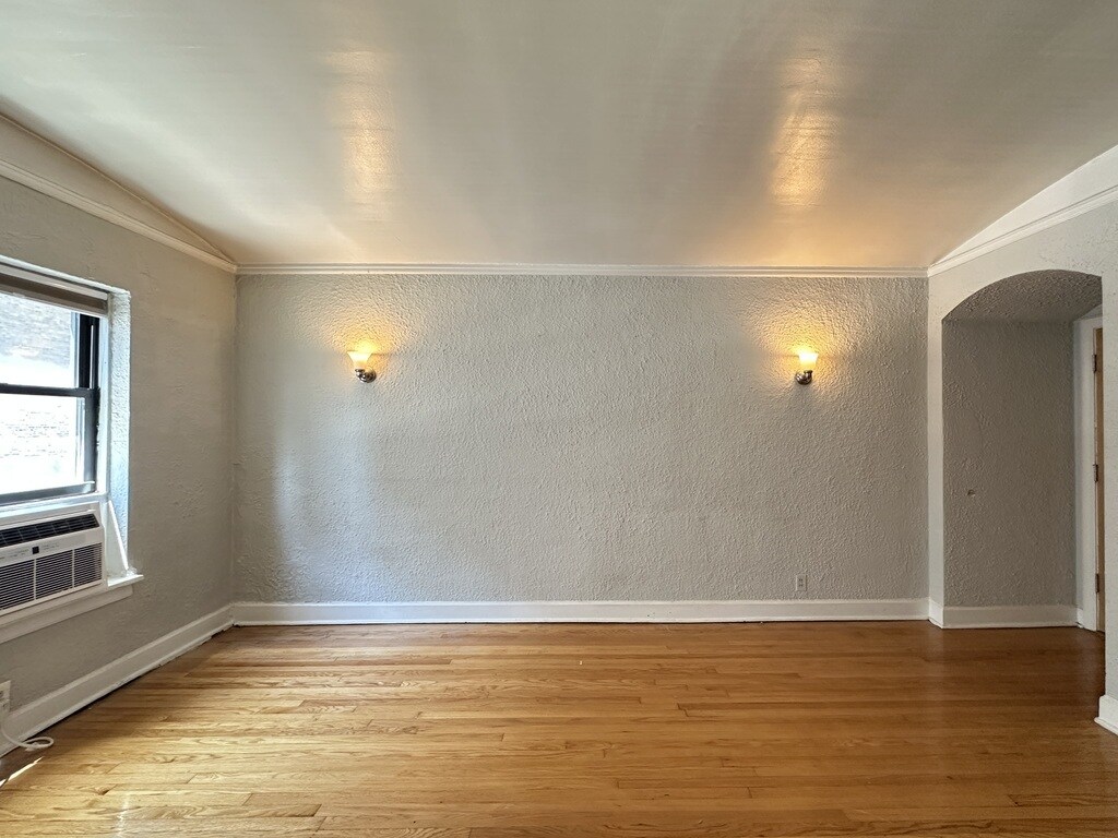 Building Photo - 562 W Arlington Pl