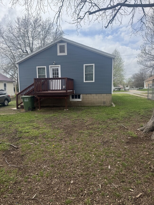 Building Photo - 114 S Elm St