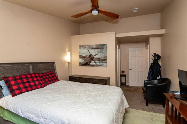 Building Photo - Beautiful upper-level condo in gated community!!!