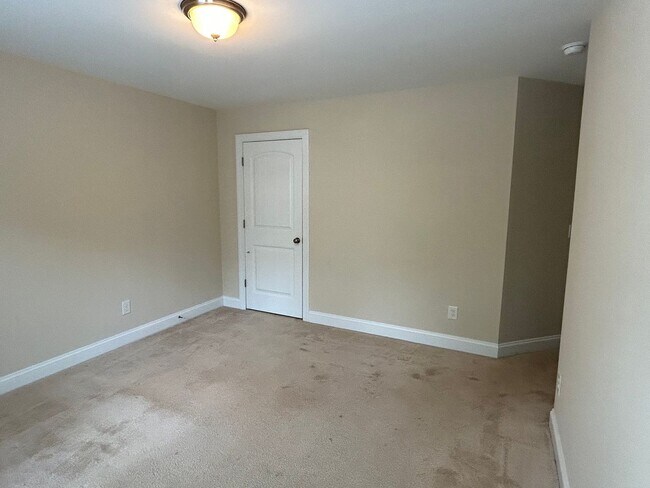 Building Photo - End Unit 3 Bed | 2.5 Bath Townhouse in Cha...