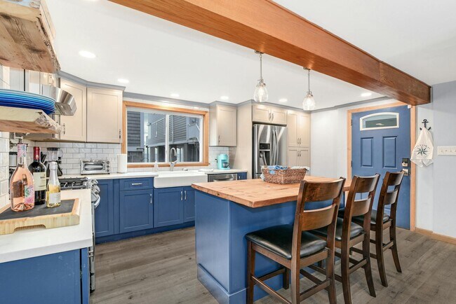 Custom Kitchen - 11 Waterbury Ave