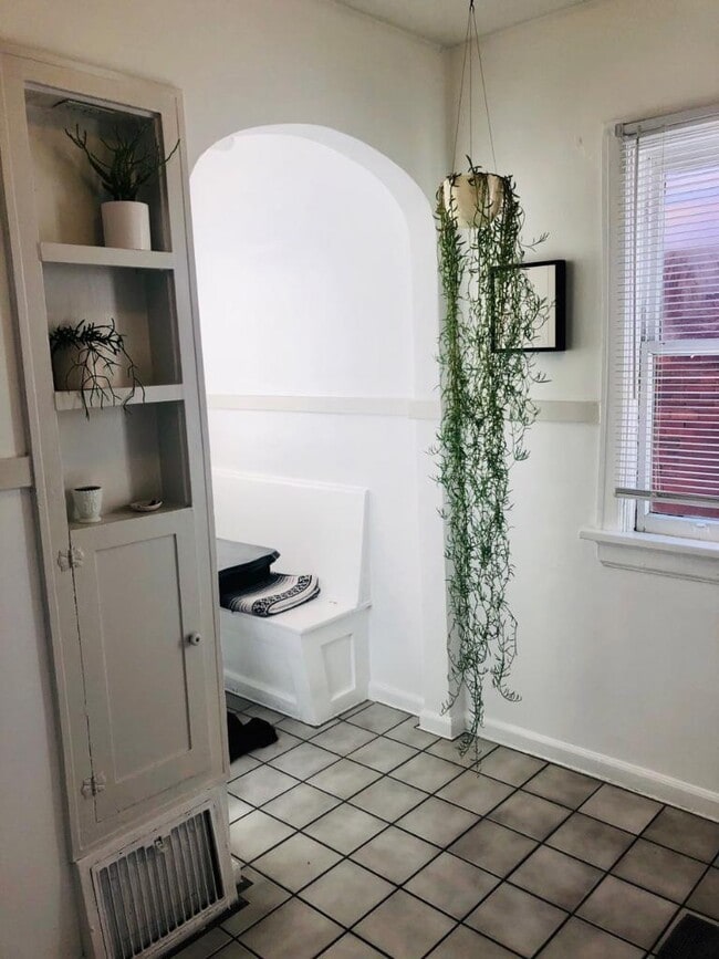 Building Photo - 1112 900 E