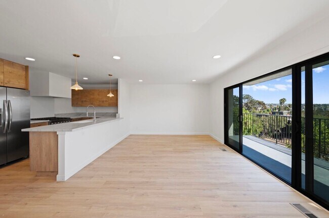 Building Photo - 3 Bed 2 Bath Townhouse For Rent in Pacific Beach.