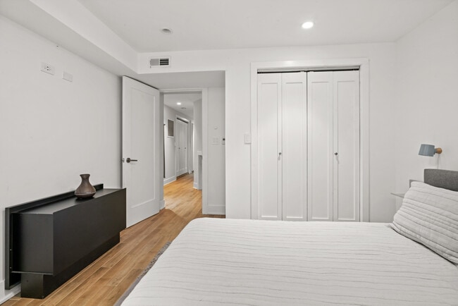 Building Photo - 2113 N Clark St