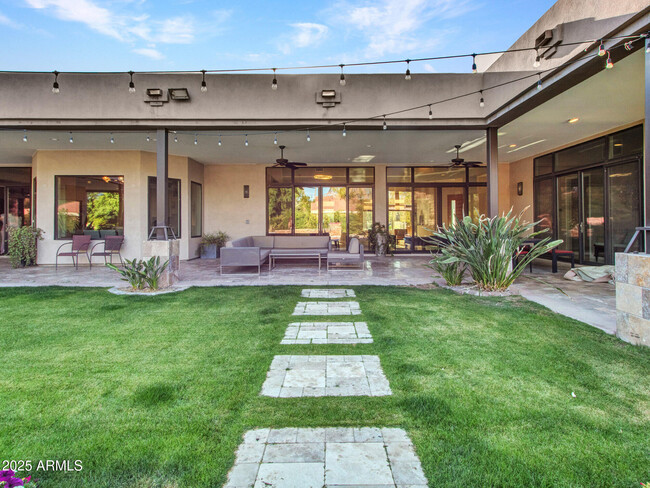 Building Photo - 6031 E Paradise Dr