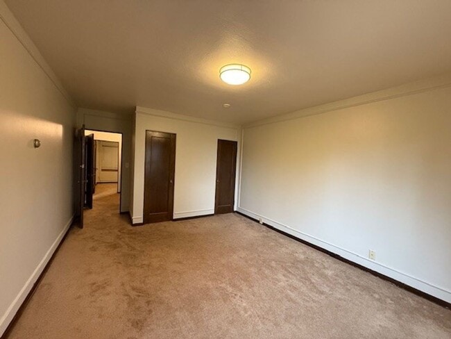 Building Photo - Cliff Dr. Apartment - Spacious with Hardwo...