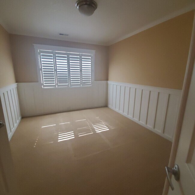 Building Photo - 5 Bedroom Main floor Master Suite ~