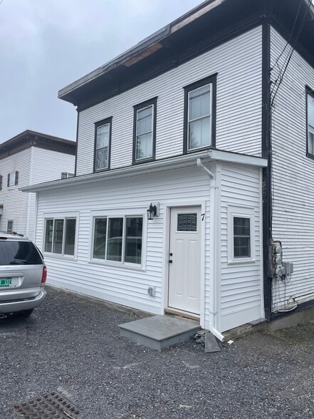 Building Photo - 7 River St