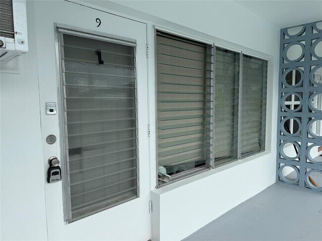 Building Photo - 1110 N Riverside Dr