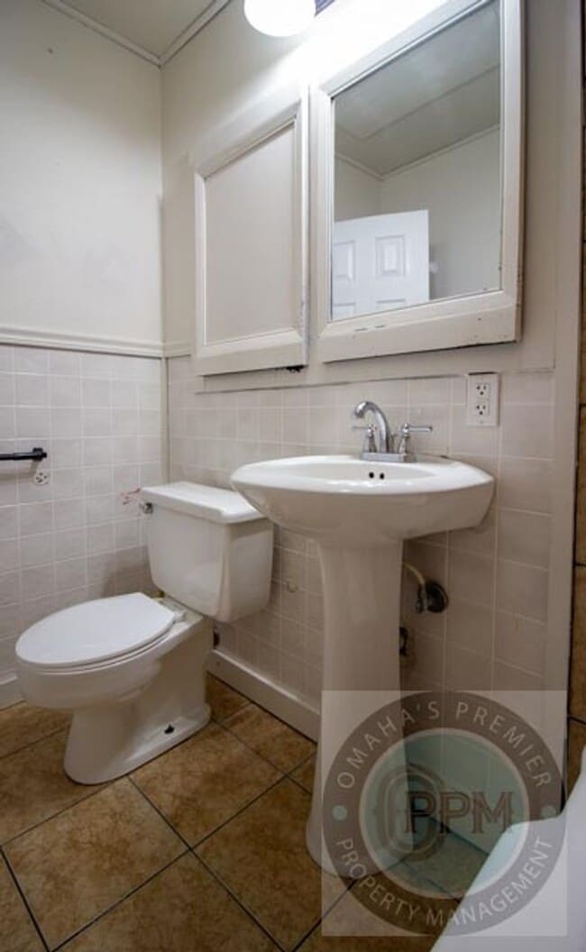 Building Photo - Charming 3+ Bedroom / 2 Bathroom Home | Ne...