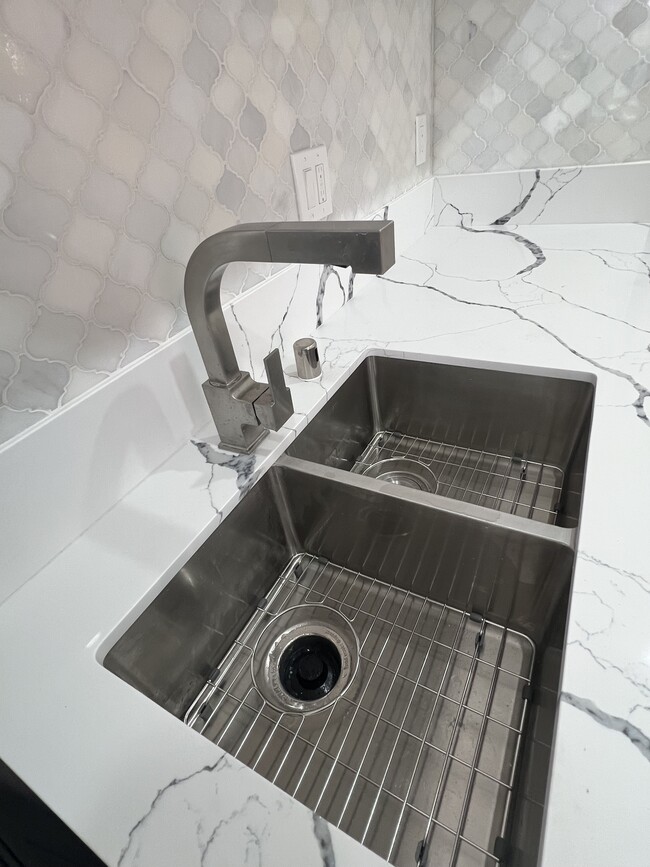 stainless sink - 1424 E Florida St
