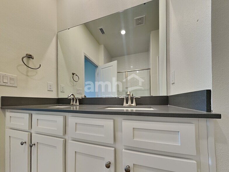 Building Photo - 3699 Lk Blf Lp