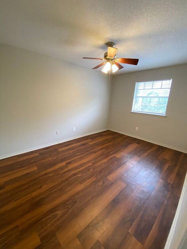 Building Photo - 2 Bedroom 1.5 Bath Apt at the Monterey Squ...
