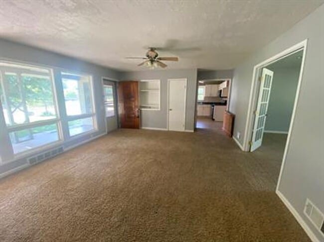 Building Photo - Large 5 bedroom 2 bath home in Derby