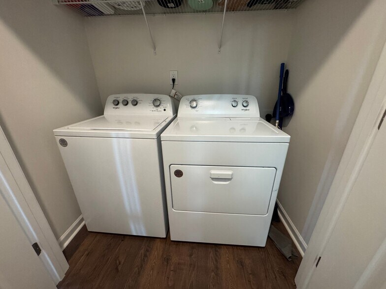 Building Photo - 1924 Vanderlyn St