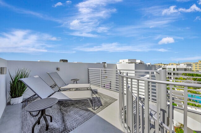 Building Photo - 111 SE 1st Ave