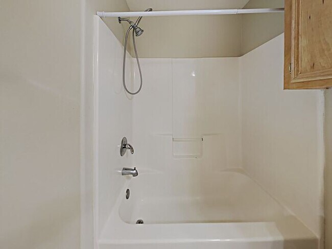 Building Photo - No Application Fees* $1000 off 1st months ...