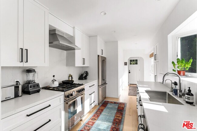 Building Photo - 502 N Sweetzer Ave